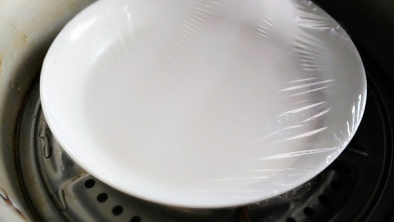 糯米糍冰激凌,过筛好的面糊盖上保鲜膜,放蒸锅,大火上汽后,中火蒸20分钟