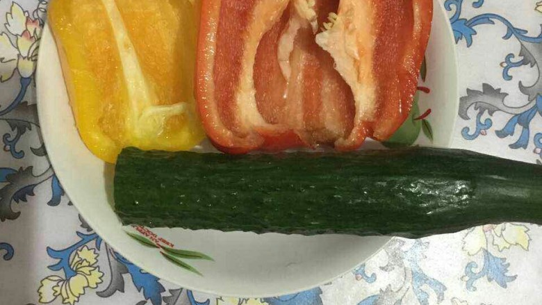 清炒虾仁,清洗干净!蒜切片,备用