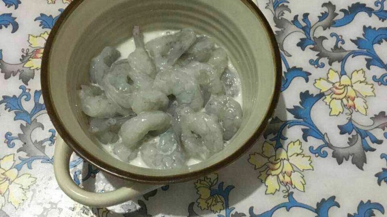 清炒虾仁,化冻完的虾仁,挤干水分,加少许盐,拌匀。放一个鸡蛋清,拌匀,加少许干淀粉,拌匀!注意顺序!然后焯水备用。这样做虾仁会更弹更嫩。