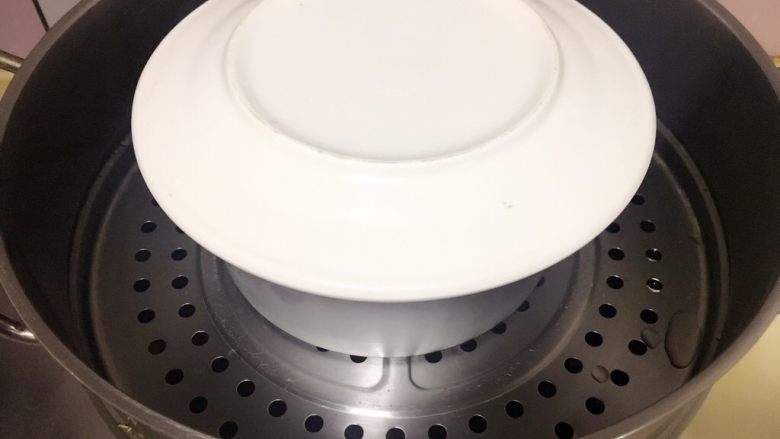 黑米红枣蒸糕,提起烧开水,放入蛋糕糊,倒扣一个盘子在上面,中火蒸30-40分钟左右;