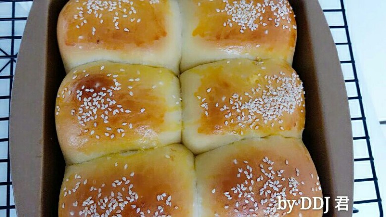 肉松小面包,180度烘烤25分钟,上色后盖锡纸