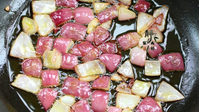南瓜香菇鸡腿焖饭,热锅热油,先下葱头小火煸炒出香味。我喜欢把它炒至微微发焦黄,这样葱头的香味充分融合到油中,焖出来的饭特别香。