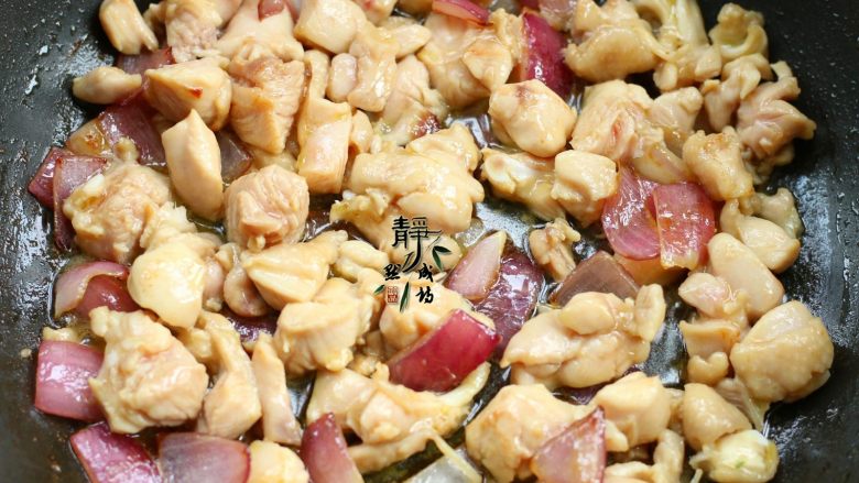 南瓜香菇鸡腿焖饭,接着下腌制好的鸡腿肉继续翻炒至变色,要不断用锅铲翻炒,防止巴锅。