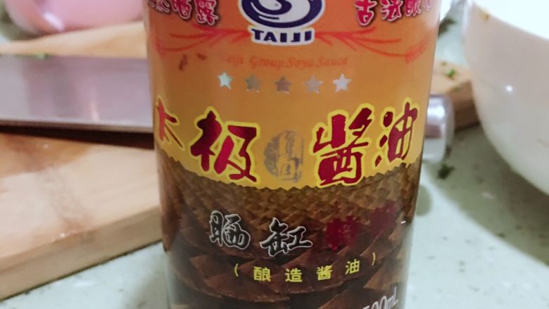 芹菜豆干炒回锅肉,加入半勺<a style='color:red;display:inline-block;' href='/shicai/ 692'>酱油</a>(用的乘饭的大勺子)