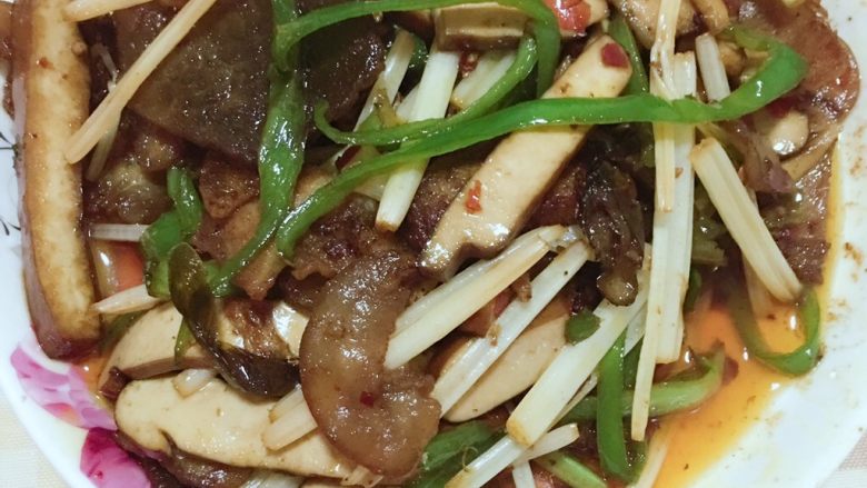 芹菜豆干炒回锅肉,当当当,一盘香香又简单的回锅肉就出国啦