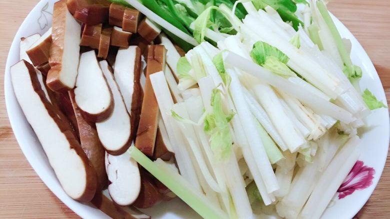 芹菜豆干炒回锅肉,翻炒均匀,加入辅菜继续翻炒
