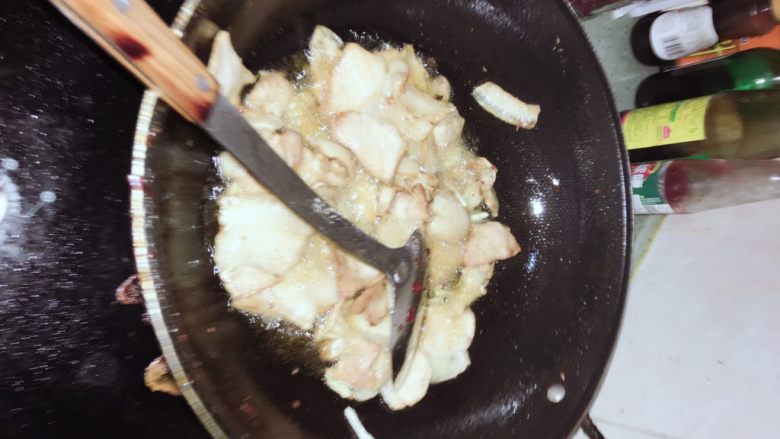 芹菜豆干炒回锅肉,锅烧热,放入回锅肉煸炒,爆出油,不要爆太狠