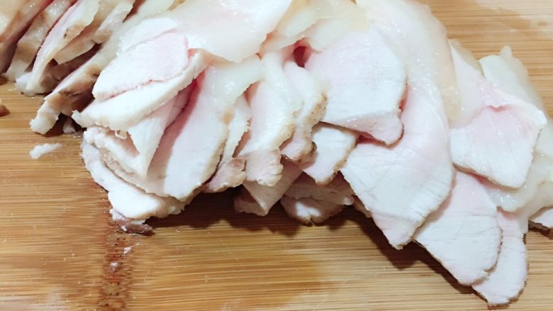 芹菜豆干炒回锅肉,切成薄片(刀工不行,哈哈)