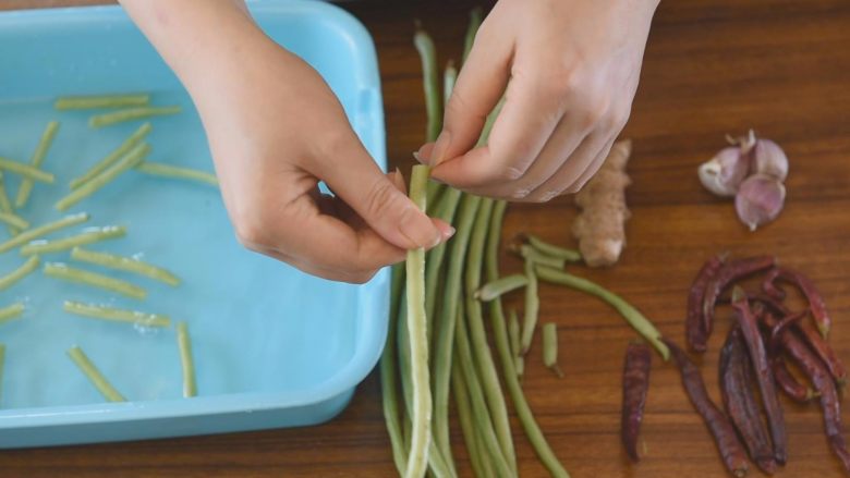 5分钟快手菜之干煸豆角，地道家常味！,清洗食材。
豇豆掰成小段，用清水清洗干净待用