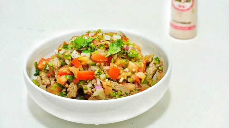 墨西哥风味牛肉沙拉,装盘,如果觉得味道不够,可以加餐桌盐和tabasco sauce调味。