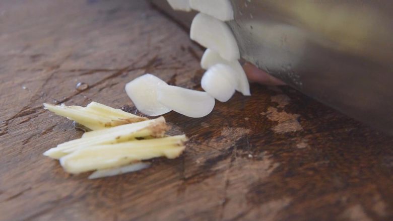 5分钟快手菜之干煸豆角，地道家常味！,姜切丝、<a style='color:red;display:inline-block;' href='/shicai/ 2794'>大蒜</a>切片