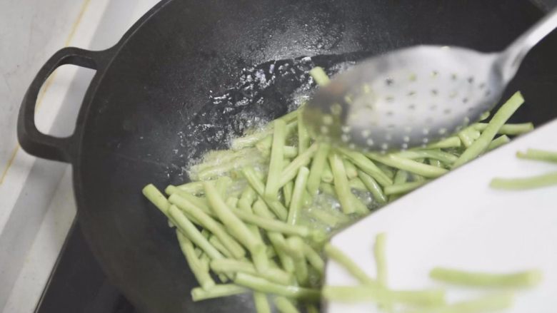 5分钟快手菜之干煸豆角，地道家常味！,油热后，放入豇豆。
让其充分入油，炸至9成熟