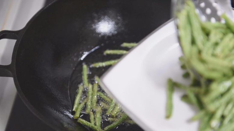 5分钟快手菜之干煸豆角，地道家常味！,关火，捞出豇豆，装盘待用