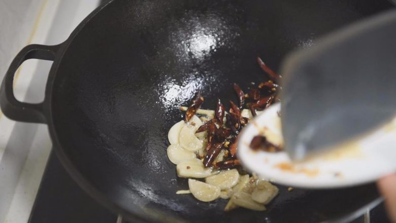 5分钟快手菜之干煸豆角，地道家常味！,继续大火加热，先后放入<a style='color:red;display:inline-block;' href='/shicai/ 2800'>生姜</a>、大蒜。
翻炒片刻后，放入辣椒