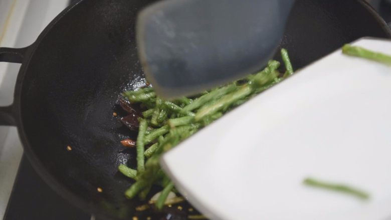 5分钟快手菜之干煸豆角，地道家常味！,随后放入炸好的豇豆，快速翻炒数秒