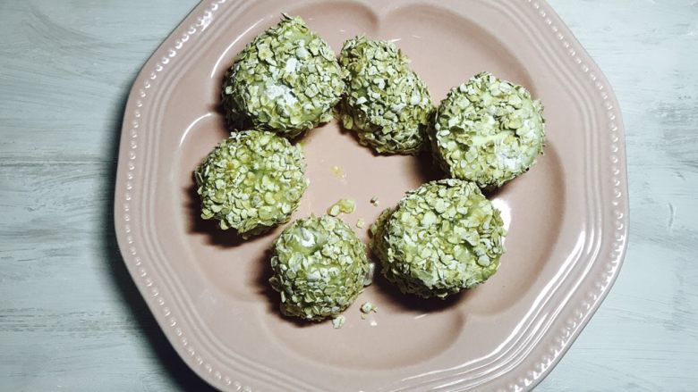 人人夸赞的燕麦香蕉卷,沾满燕麦后,在餐盘中静置2分钟,使燕麦更牢固的粘在蛋液上。这样炸的时候燕麦不容易掉下来。