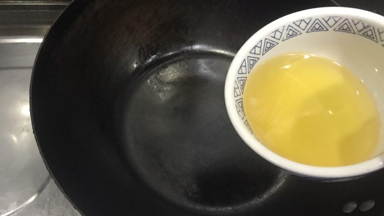 人人夸赞的燕麦香蕉卷,炒锅烧热,放入食用油。