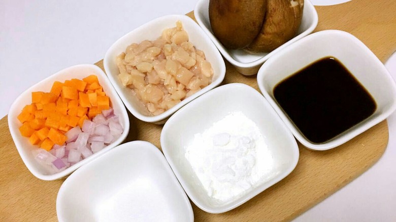 拌饭酱,准备食材:<a style='color:red;display:inline-block;' href='/shicai/ 230'>香菇</a>、<a style='color:red;display:inline-block;' href='/shicai/ 40883'>鸡肉丁</a>、洋葱丁、<a style='color:red;display:inline-block;' href='/shicai/ 512'>玉米淀粉</a>、<a style='color:red;display:inline-block;' href='/shicai/ 869'>白砂糖</a>、<a style='color:red;display:inline-block;' href='/shicai/ 134948'>宝宝酱油</a>