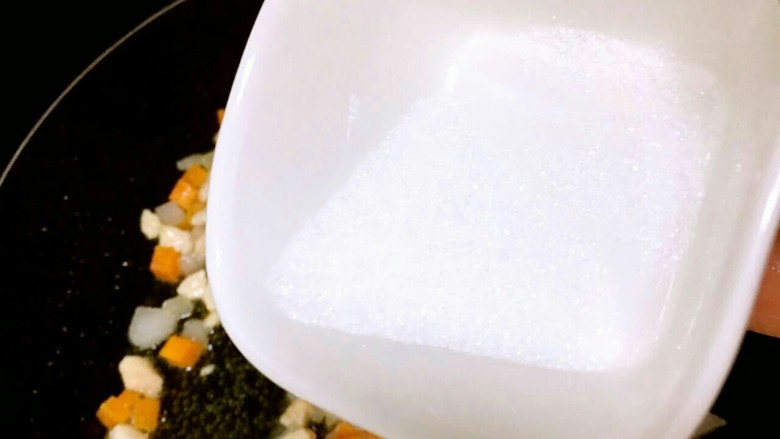 拌饭酱,炒出洋葱香气后加入鸡丁翻炒;一次加入白砂糖