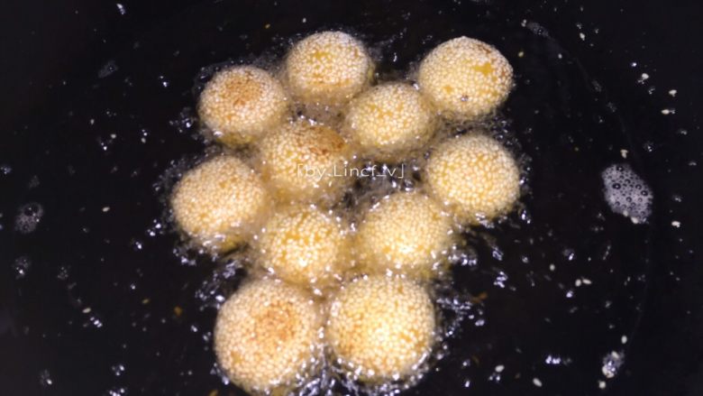 芝心南瓜麻球,炸至金黄色浮起即可(切记炸麻球时尽量用中小火,在炸的过程中可用筷子轻轻拔动麻球,使四周更均匀受热上色更均匀)