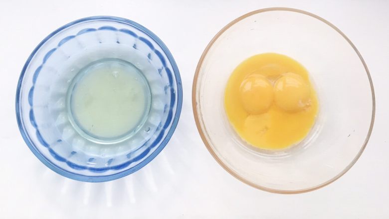 电饭煲蒸蛋糕,食材处理一:鸡蛋分离出蛋清和蛋黄
蛋清可以放置冰箱冷冻10分钟(1⃣️冷冻蛋清是为了打发后不易消泡 2⃣️蛋清需要用无水无油的容器 这样才容易打发 蛋清里一定不能有一丁点儿的蛋黄 否则也会影响打发)