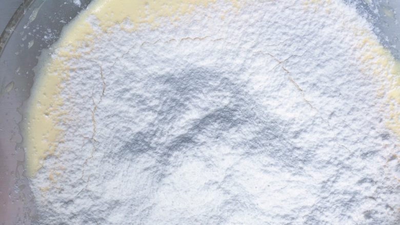 豌豆蒸蛋糕,打发好的蛋糊依次筛入低筋面粉用刮刀切拌式快速拌匀(切勿顺时针方向搅拌以免消泡影响口感)