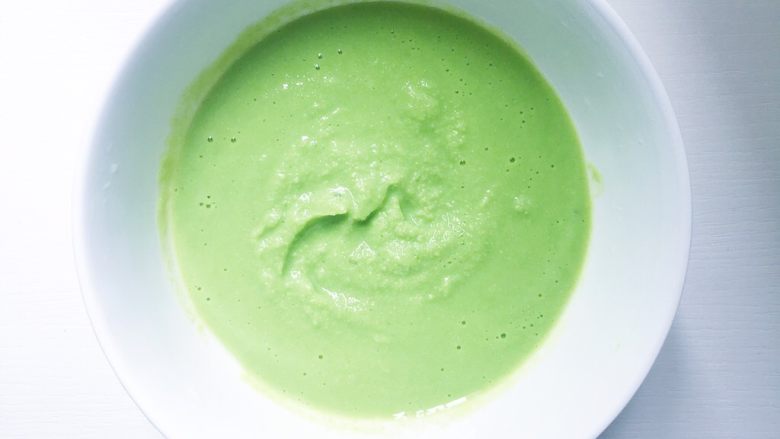 豌豆蒸蛋糕,搅打成细腻的豌豆泥(豌豆泥富含膳食纤维 能促进宝宝肠胃蠕动,预防和缓解便秘)