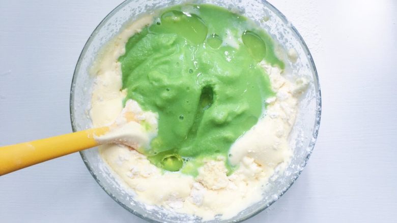 豌豆蒸蛋糕,然后加色拉油和豌豆泥搅拌均匀(动作要快姿势要帅,这样做出来的蒸糕才会蓬松哦)