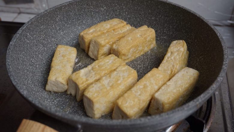 酸甜豆腐条,煎至两面金黄,大概七分钟。