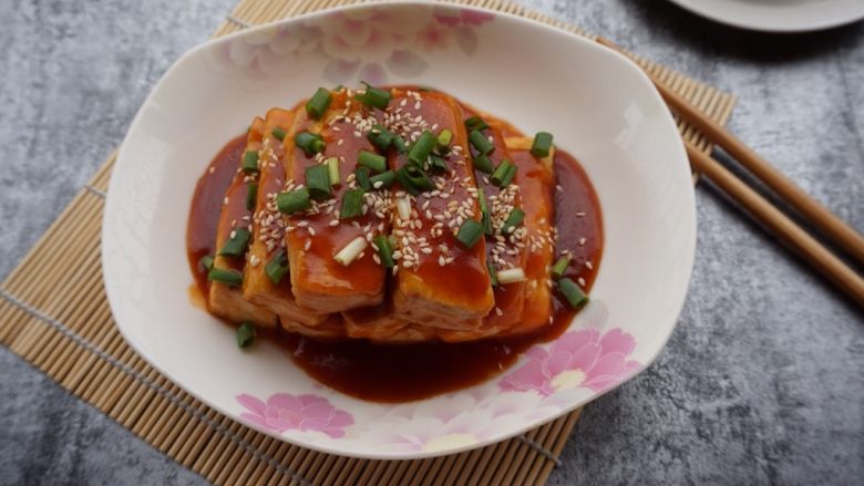 酸甜豆腐条,再煮两三分钟,快收汁的时候即可盛盘。