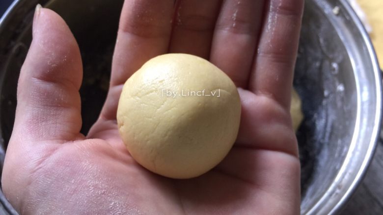 芝麻南瓜饼,接着将南瓜面团揪成一个个的小面团,然后揉成个个小圆球