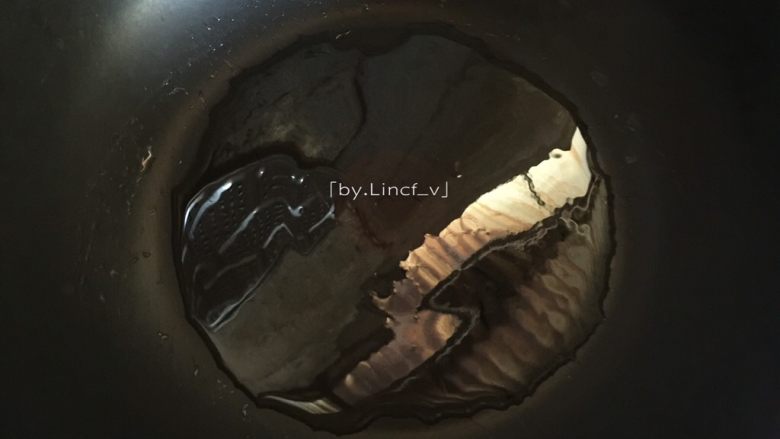 芝麻南瓜饼,煎锅烧热后放适量食用油,转中小火