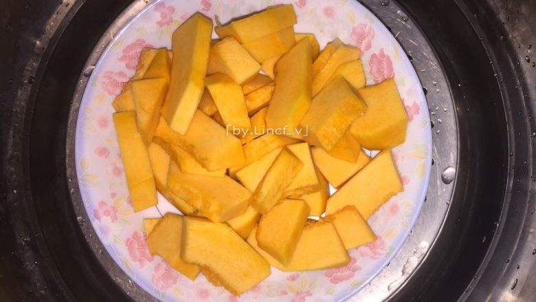 芝麻南瓜饼,放入蒸锅中,大火蒸熟