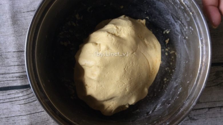 芝麻南瓜饼,然后用手揉成光滑无粉状的南瓜面团(注意烫手)