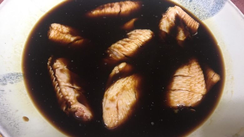 喝过黑啤的鸡翅君,腌制过程中,翻面一次鸡翅,让鸡翅完全入味。