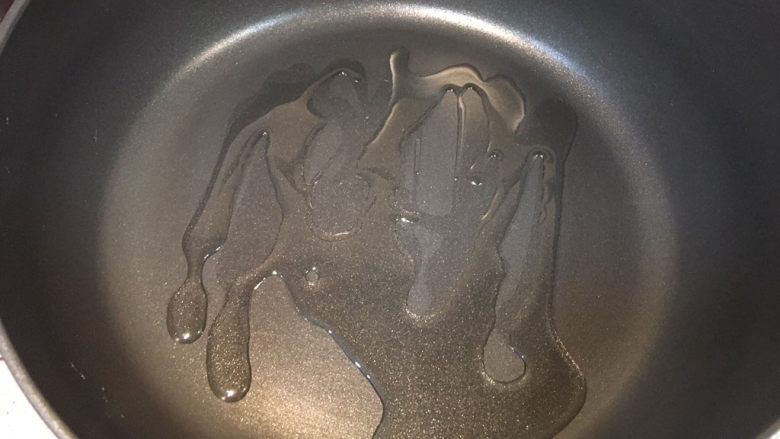 喝过黑啤的鸡翅君,锅中倒油,加热