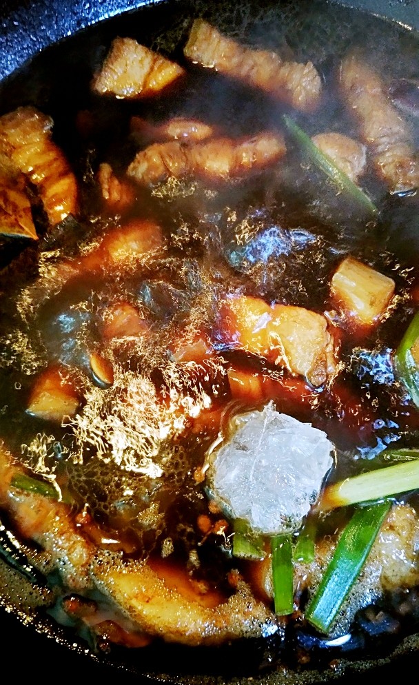 甜蜜的红烧肉,15分钟后转小火,放入<a style='color:red;display:inline-block;' href='/shicai/ 866'>冰糖</a>,继续煮20分钟