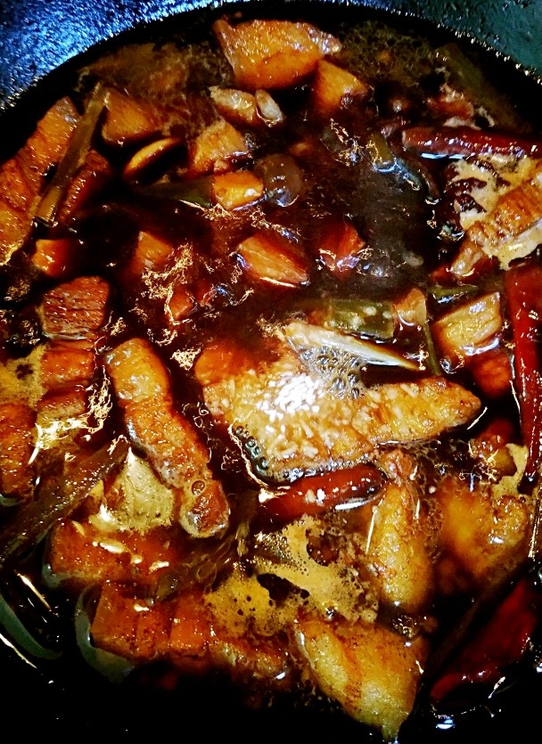甜蜜的红烧肉,20分钟放入<a style='color:red;display:inline-block;' href='/shicai/ 756'>鸡精</a>,盐调味,继续煮10分钟