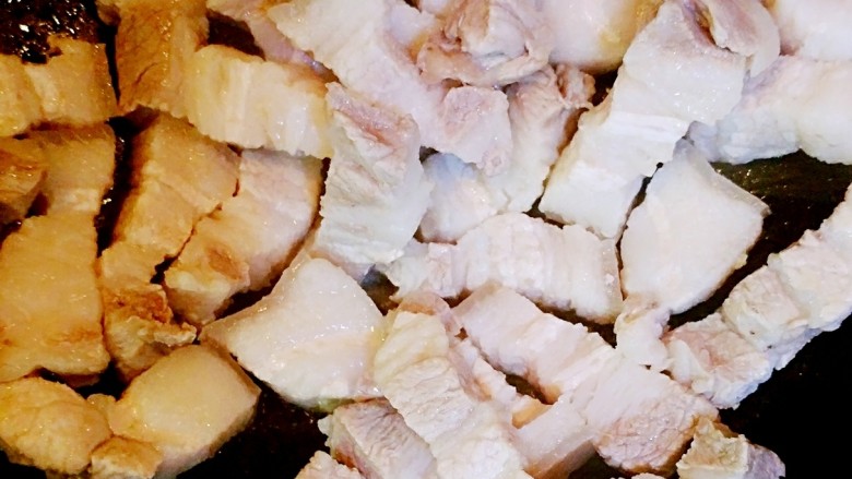 甜蜜的红烧肉,热锅后放一点点油,不放也可以,把肉下锅炒熟