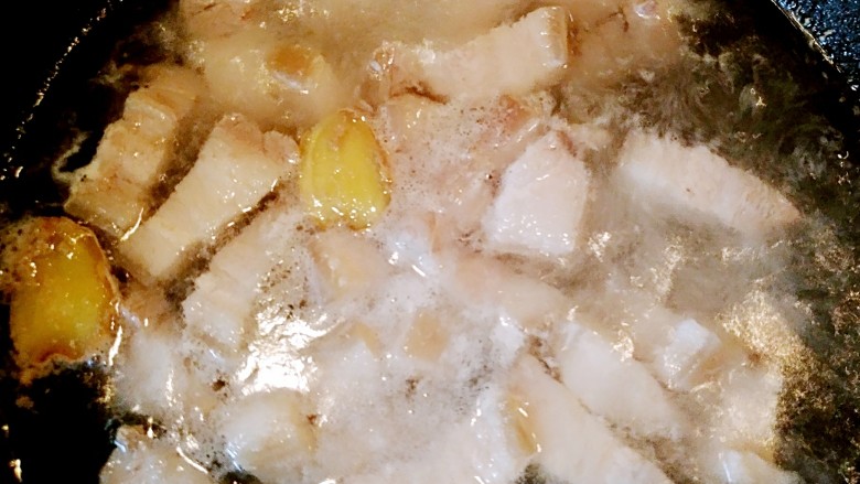 甜蜜的红烧肉,水煮开后去飘零,继续煮2分钟