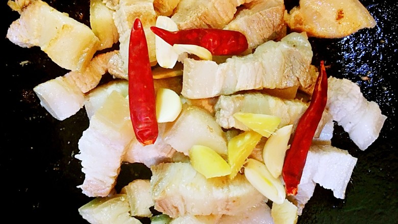 甜蜜的红烧肉,放入<a style='color:red;display:inline-block;' href='/shicai/ 62'>辣椒</a>,姜蒜,炒致两面金黄