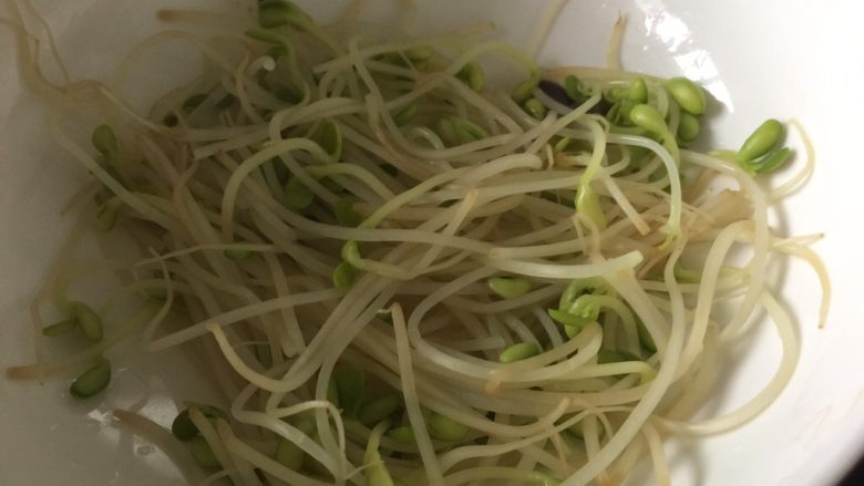 麻辣水煮肉片,准备一个大碗,黄豆芽码在碗底