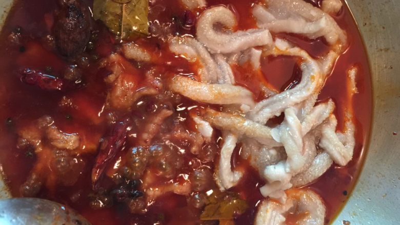 麻辣水煮肉片,加入牛肚煮个三两分钟因为牛肚已经熟了放里面为了加热,然后捞出放入大碗中