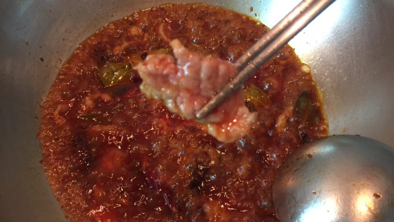 麻辣水煮肉片,汤汁烧开把腌制好的肉片展平一个一个下入锅中无需搅拌,煮至五分钟后捞出放入之前装好配菜的大碗中(以后都简称大碗)