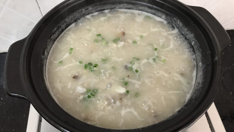 瑶柱虾米砂锅粥,最后撒点葱花，就满屋漂香了！