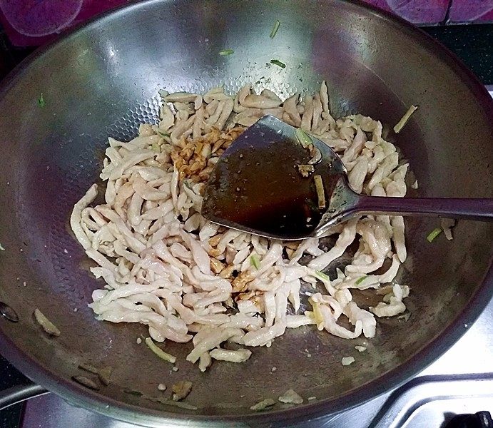 小炒鸡胸肉,滴入适量生抽,转大火炒匀