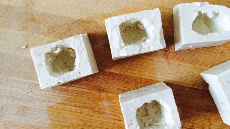 锅塌豆腐,把豆腐中间挖出一个小坑儿,不要挖穿,备用