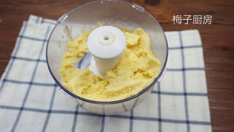 绿豆糕,放入料理机,加入适量植物油,搅拌成泥。