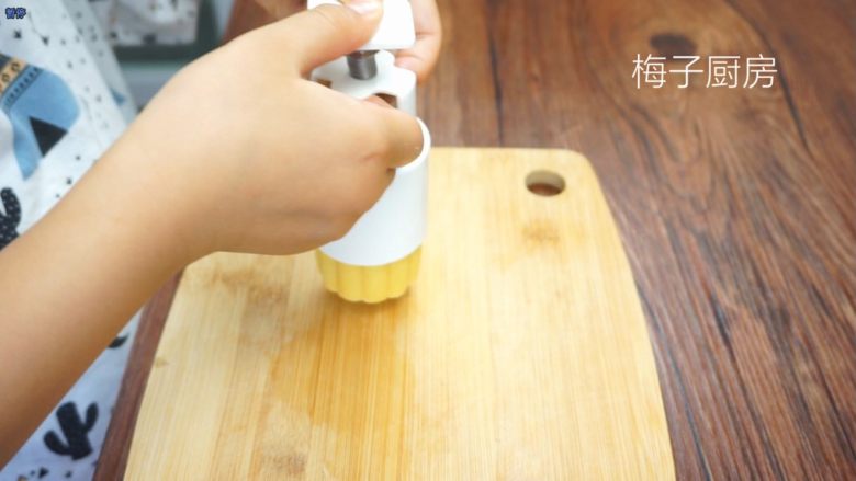 绿豆糕,按压成形,按压出时动作一定要轻。