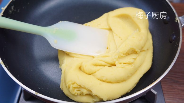 绿豆糕,接下来就是一个漫长的翻炒过程了,一定要耐心,小火慢炒,直到绿豆泥抱成团为止。